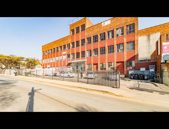 2,413M² BUILDING FOR SALE IN FONTAINEBLEAU